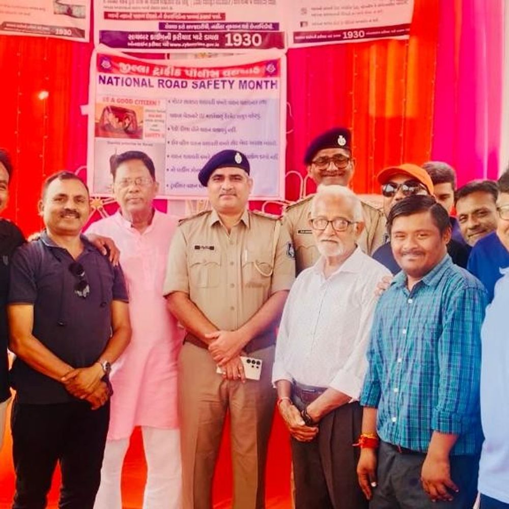 વલસાડમાં પોલીસે સાઇબર ફ્રોડ, ટ્રાફિક નિયમો પર જાગૃતિ ફેલાવી:સરદાર હાઇટ્સમાં નાગરિકોને છેતરપિંડીથી બચવા અને નિયમો પાળવા અપીલ
