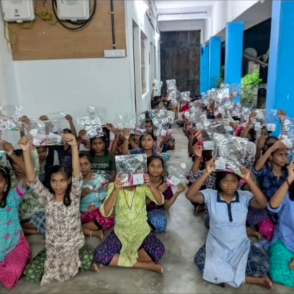 વલસાડની સ્નેહ સેવા સંસ્થાએ 150થી વધુ બાળકીઓને આપી નવરાત્રી કીટ:છેલ્લા ત્રણ વર્ષથી જરૂરિયાતમંદ બાળકીઓના ચહેરા પર ખુશી લાવવાનો પ્રયાસ