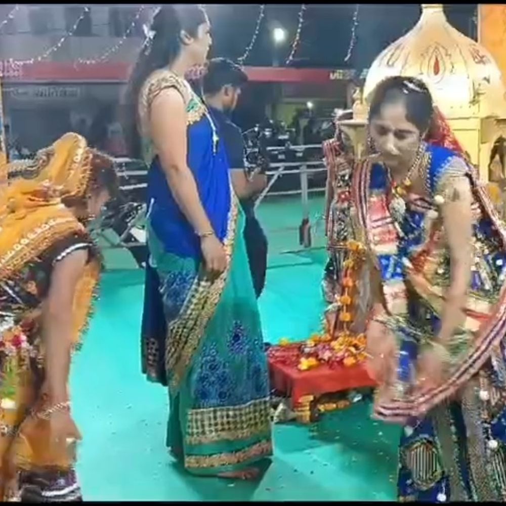 વેરાવળમાં અંધ અપંગ કલ્યાણ કેન્દ્ર દ્વારા નવરાત્રીની ઉજવણી:પ્રજ્ઞાચક્ષુ બહેનોએ કર્યા રાસ-ગરબા, છેલ્લાં 4 વર્ષથી અવિરત આયોજન