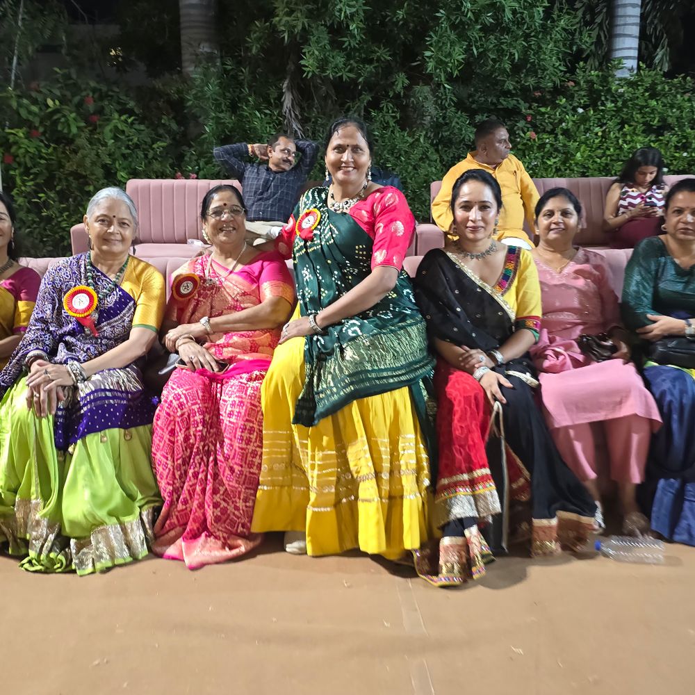 લવકુશ મહિલા ઉત્કર્ષ ટ્રસ્ટ દ્વારા ગરબા મહોત્સવ યોજાયો:અમદાવાદના સોલામાં નવરાત્રી નિમિત્તે મોટી સંખ્યામાં બહેનોએ ભાગ લીધો