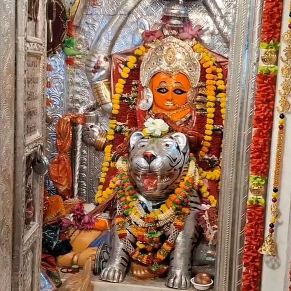 વાઘેશ્વરી મંદિરે નવરાત્રિના પ્રથમ નોરતે ભક્તોનું ઘોડાપૂર:​ગિરનારની ગોદમાં આવેલા પ્રાચીન વાઘેશ્વરી મંદિરે આસો નવરાત્રિના પ્રથમ દિવસે માઈભક્તોની ભીડ, આરતીનો લાભ લઈ ભક્તોએ ધન્યતા અનુભવી.
