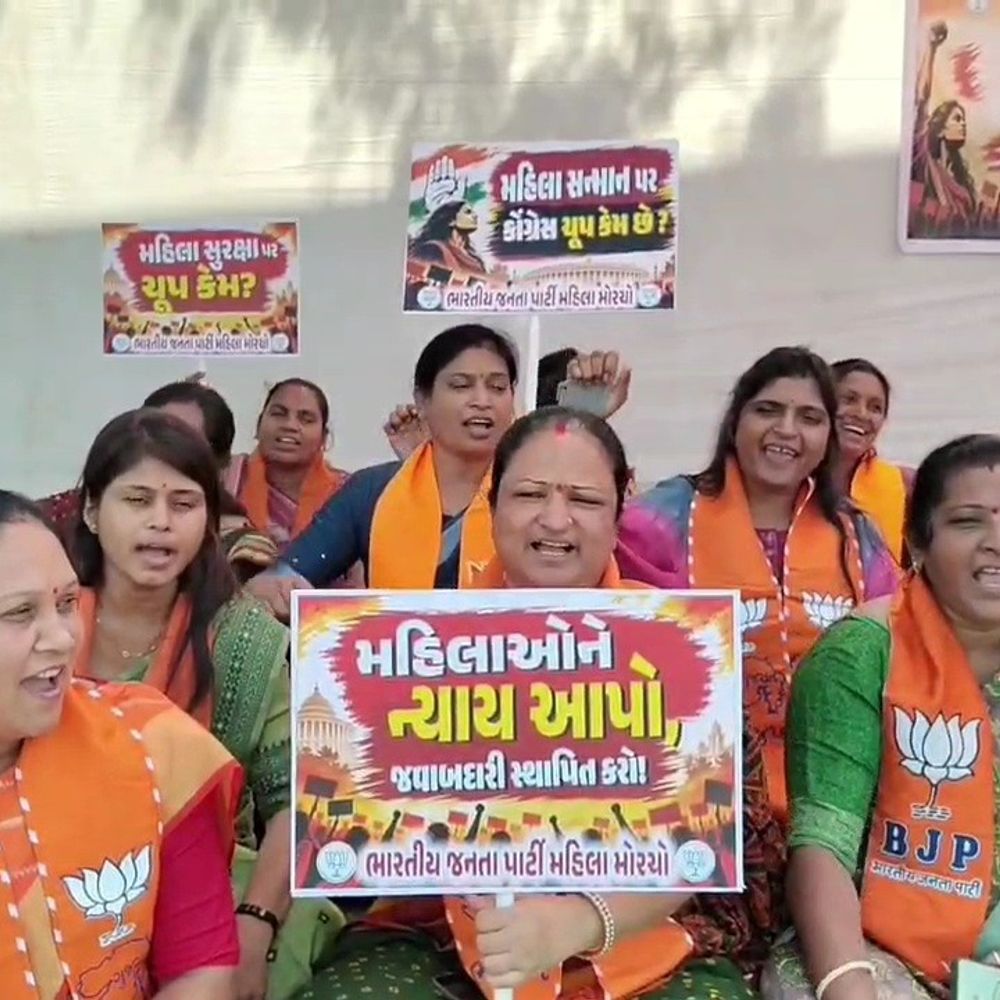 છોટાઉદેપુરમાં ભાજપ મહિલા મોરચાએ રાહુલ ગાંધી વિરુદ્ધ ધરણાં કર્યા:JNU પ્રોફેસર પર જાતીય સતામણીના આરોપોને લઈ કોંગ્રેસનો વિરોધ