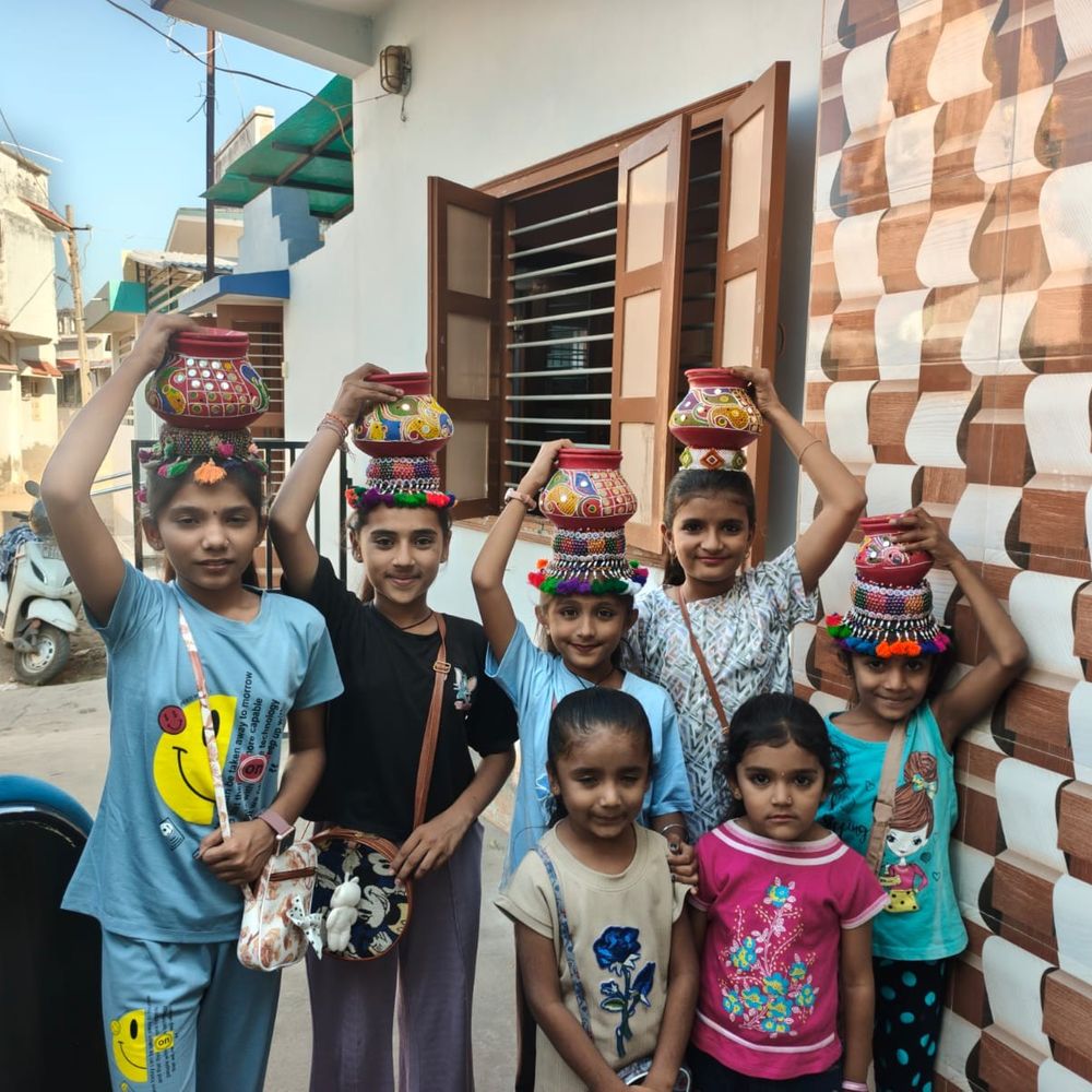 રતાડિયા ગામની બાળાઓએ નવરાત્રિની જૂની પરંપરા જીવંત રાખી:માથે ગરબો રાખી ઘરે-ઘરે ફરી લોકગીતો ગાયા, ગ્રામ્ય સંસ્કૃતિનું સુંદર ચિત્ર રજૂ કર્યું