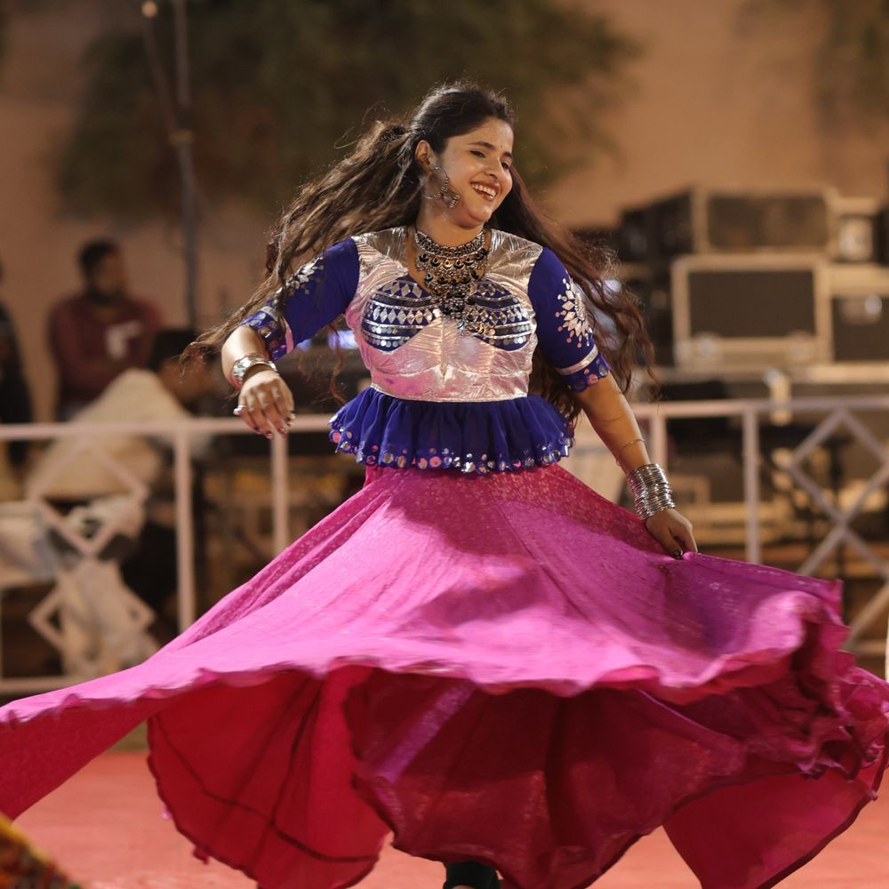 પાટણમાં નવરાત્રિનો પ્રારંભે ખેલૈયાઓમાં અદમ્ય ઉત્સાહ:પ્રથમ નોરતે પરંપરાગત પરિધાન સાથે ગરબા ગ્રાઉન્ડ છલકાયા, પાર્ટી પ્લોટોમાં મન મૂકીને ઝૂમ્યા