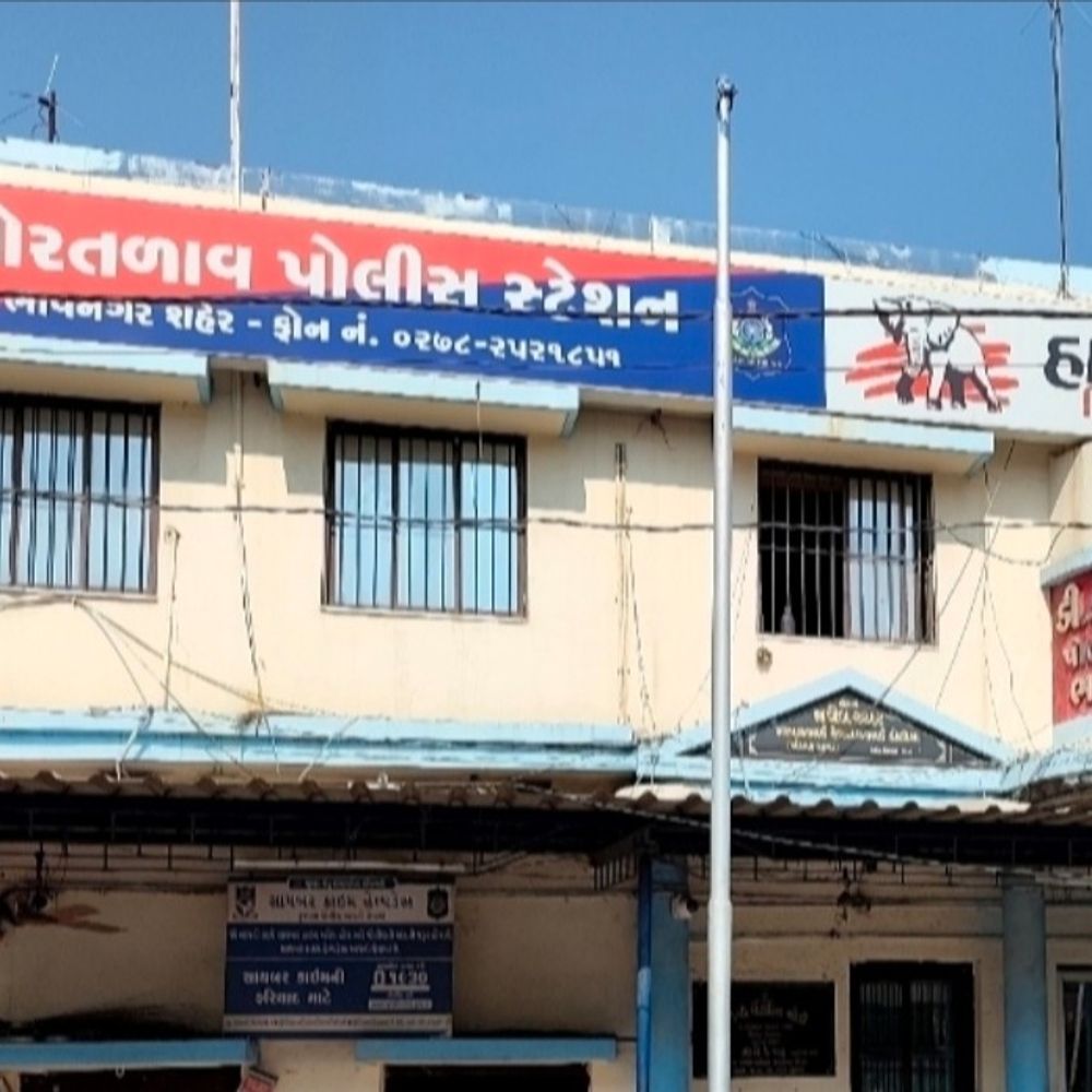કુંભારવાડામાં જુગાર રમતી ચાર મહિલા સહિત 6 વ્યક્તિ ઝડપાયા:બોરતળાવ પોલીસે જુગારીઓને પકડી ₹23,600ની રોકડ જપ્ત કરી