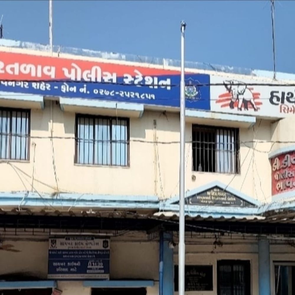 'યોગલાનું ઘર ક્યાં છે?'પૂછી 7 શખ્સો તલવાર-છરી લઈને તૂટી પડ્યા:ભાવનગરના ચિત્રામાં યુવક પર હુમલો કરી રિક્ષા અને ઘરમાં મચાવી તોડફોડ