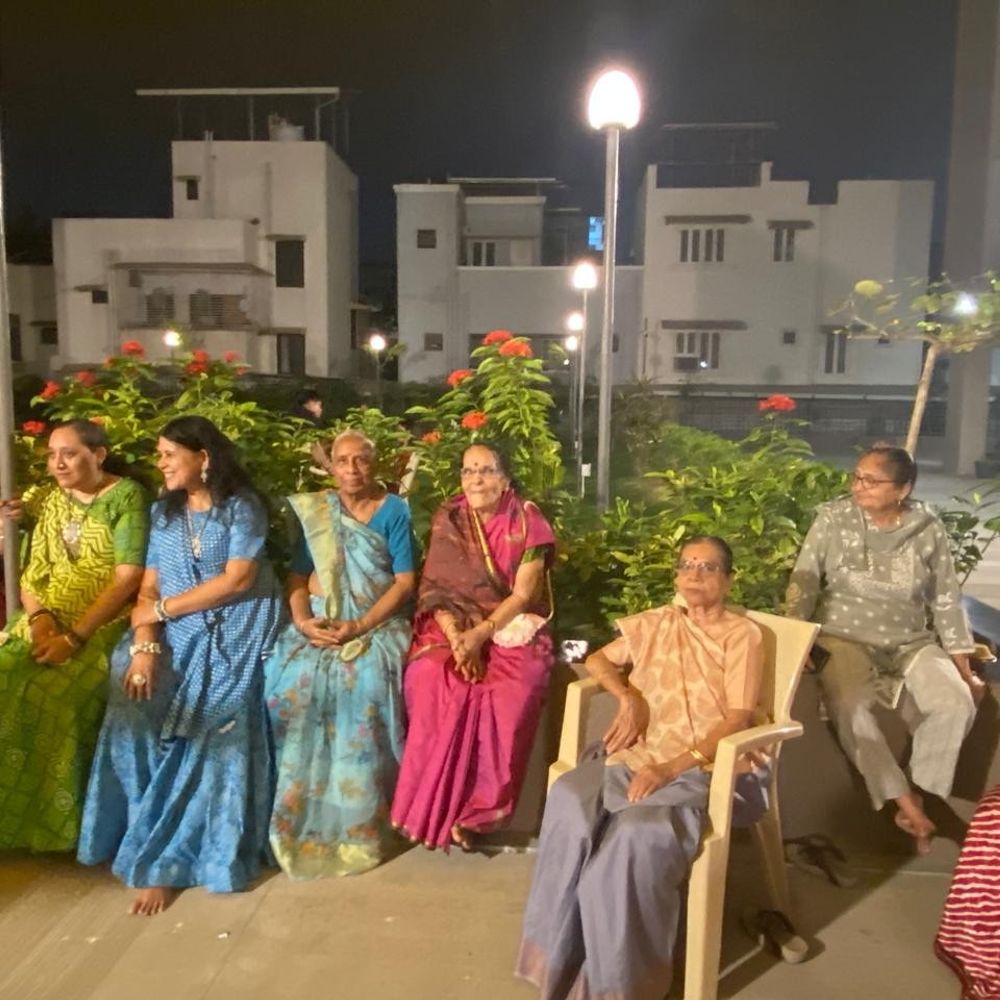 મારી સોસાયટી મારી નવરાત્રિ:વિવેકાનંદ એરાઇસમાં નવરાત્રિના પહેલા દિવસે ગરબાની રમઝટ જામી, જોધપુર સેટેલાઇટમાં બીજા વર્ષે પણ સોસાયટીના સભ્યોએ શેરી ગરબાનો આનંદ લીધો