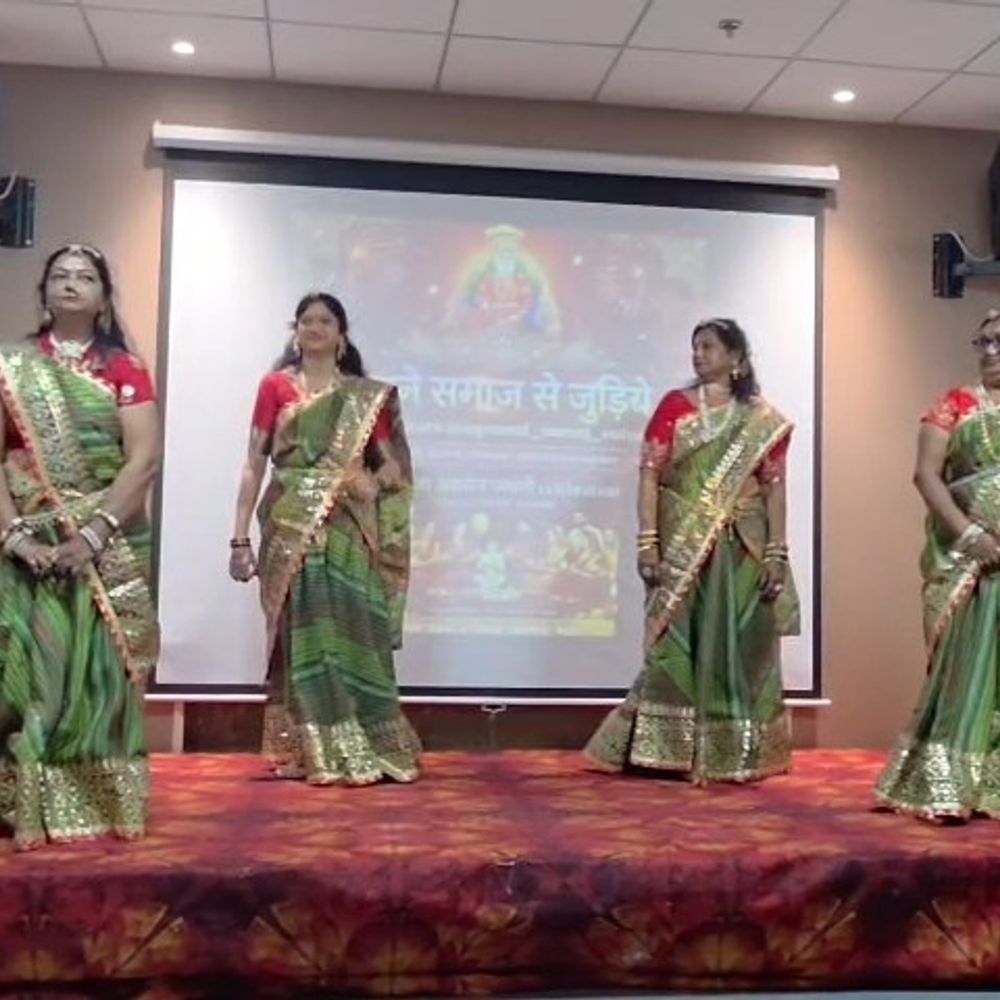 વલસાડ અગ્રવાલ સમાજે મહારાજા અગ્રસેનજીની 5150મી જન્મજયંતિ ઉજવી:યુવક, યુવતીઓ, મહિલાઓ અને બાળકોએ ડાન્સ, નાટક, ભજન રજૂ કર્યા, બાળકોને ઇનામ અપાયા