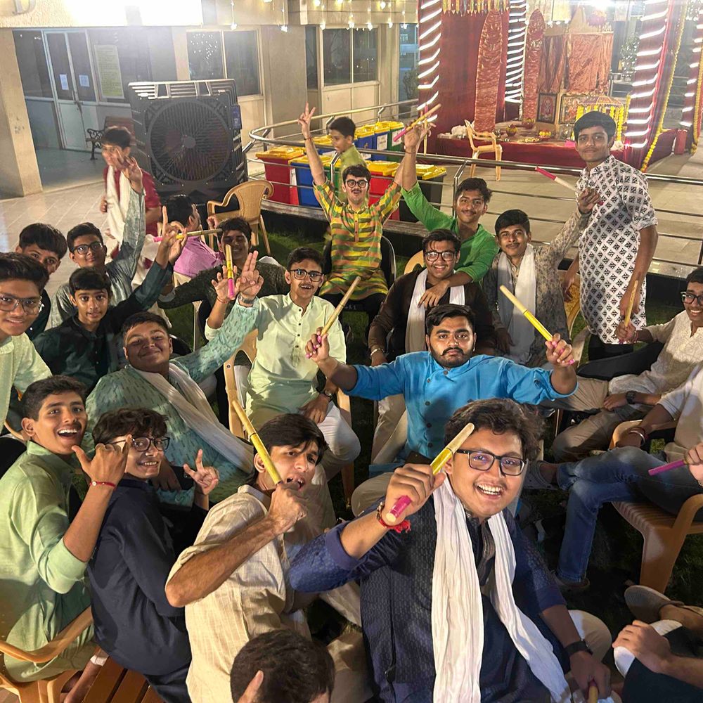 મારી સોસાયટી મારી નવરાત્રિ:સાઉથ બોપલમાં આવેલી ગાર્ડન રેસીડેન્સી-1માં નવરાત્રિનો પ્રારંભ, પર્યાવરણ સુરક્ષાના સંદેશ સાથે ખેલૈયાઓએ ગરબે ઘૂમી માતાજીની આરાધના કરી
