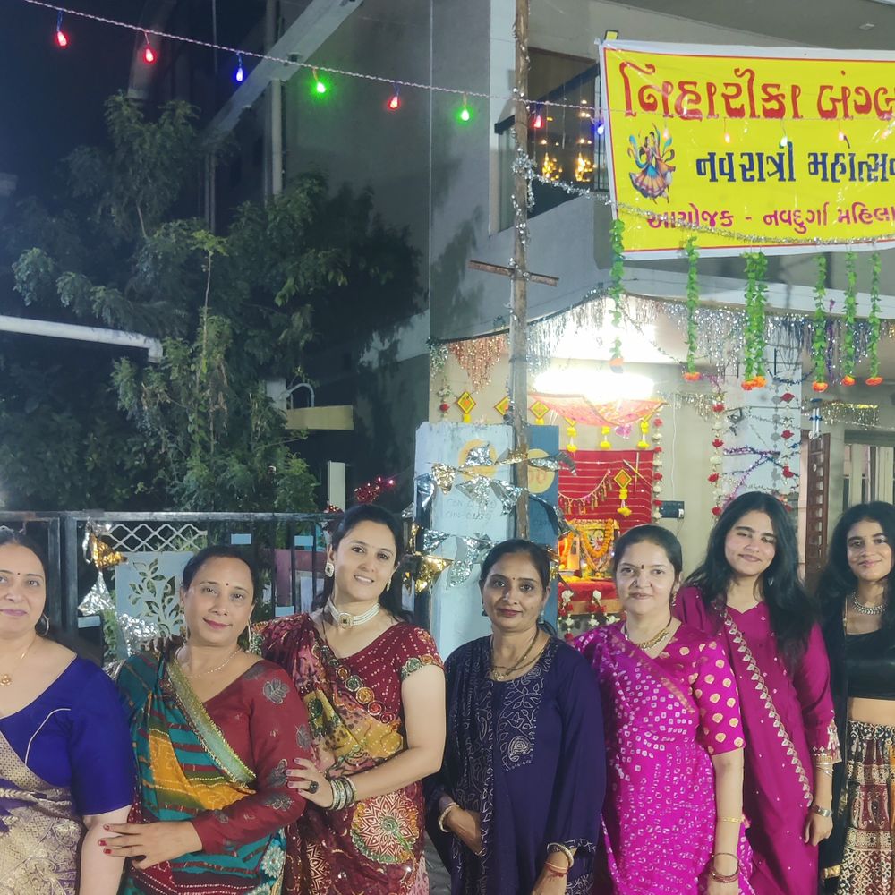 મારી સોસાયટી મારી નવરાત્રિ:નિહારિકા બંગલોઝમાં નવરાત્રિના પ્રથમ દિવસે ગરબાની રમઝટ, આંબાવાડીમાં ભક્તિમય માહોલમાં માતાજીની આરતી અને નાસ્તાનું આયોજન