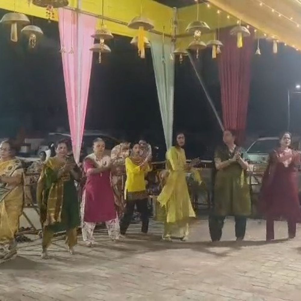 ભરૂચની બુસા સોસાયટીમાં શેરી ગરબાની અનોખી રંગત:ભક્તિ સાથે એકતાનો સંદેશ, વિવિધ રાજ્યોના લોકો એકસાથે ગરબે ઘૂમ્યા