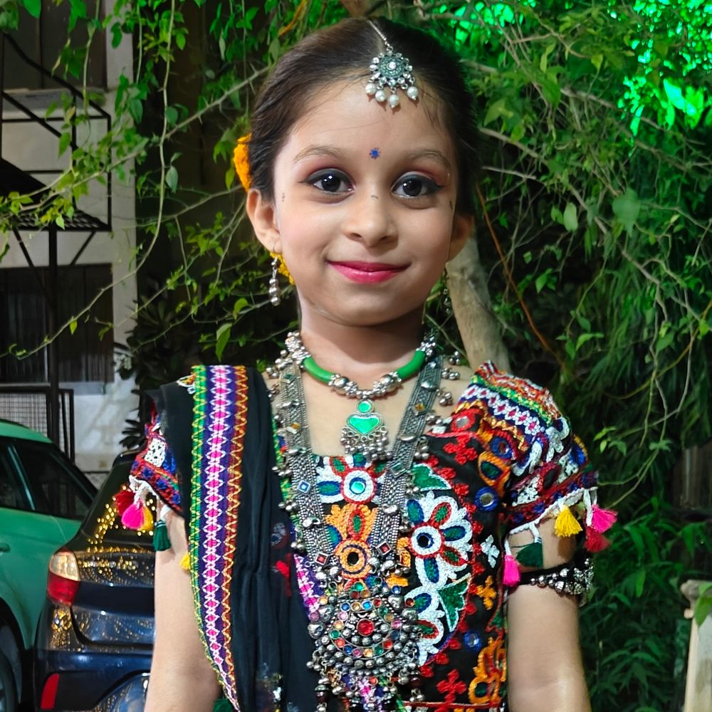 મારી સોસાયટી મારી નવરાત્રિ:અમદાવાદના સત્કાર એપાર્ટમેન્ટમાં નવરાત્રિના બીજા નોરતે ગરબાનો માહોલ, 6 વર્ષની કિયારા રંગબેરંગી ચણિયાચોળીમાં સજી