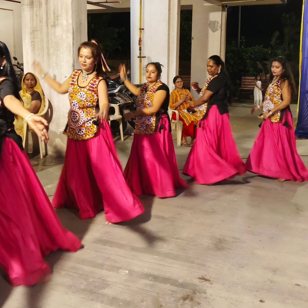 મારી સોસાયટી મારી નવરાત્રિ:મહાદેવ સ્મિત ઘોડાસરમાં નવરાત્રિના બીજા દિવસે ખેલૈયાઓ ઝૂમ્યા, મેચિંગ ડ્રેસમાં ખેલૈયાઓનો અનેરો ઉત્સાહ જોવા મળ્યો.