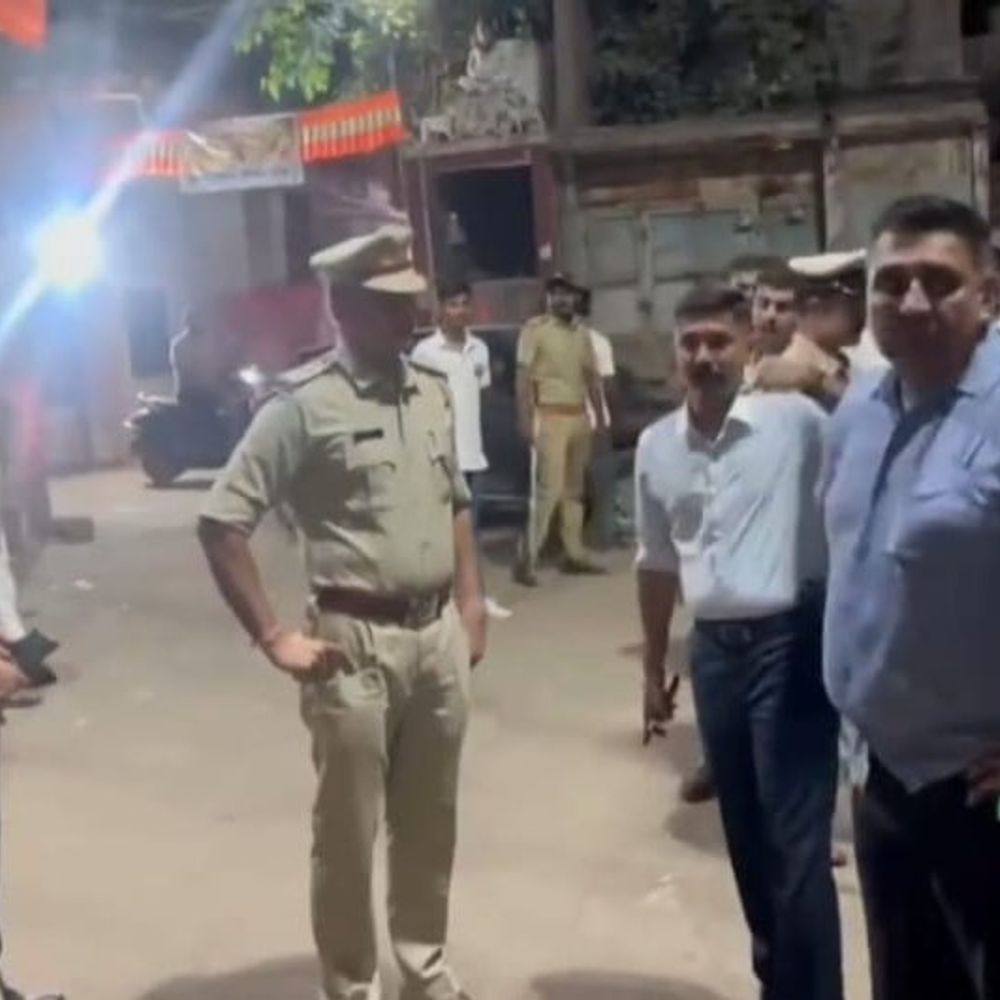 હળવદના લક્ષ્મીનારાયણ ચોકમાં અકસ્માત બાદ બે જૂથ વચ્ચે અથડામ:જૂથ અથડામણમાં 3 લોકો ઈજાગ્રસ્ત, DySP સમીર સારડાની આગેવાનીમાં LCB અને પોલીસ કાફલાએ ઘસી જઈ સ્થિતિ કાબૂમાં લીધી