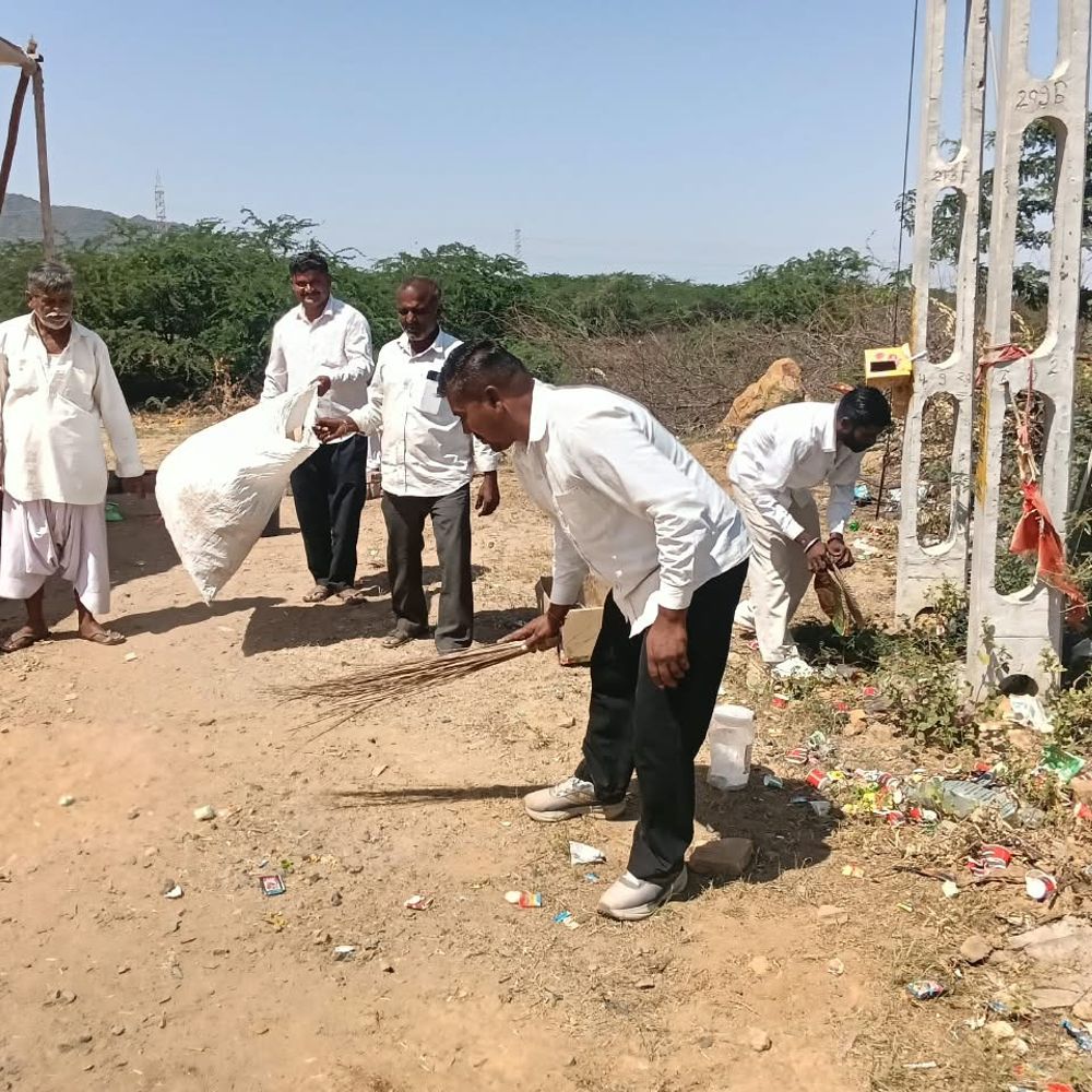 માતાના મઢ પદયાત્રા માર્ગે સફાઈ અભિયાન શરૂ:નખત્રાણામાં 20 અને લખપતમાં 5 ટીમો ઉતરી, 24 કલાકમાં સફાઈ પૂરી કરવા સૂચના