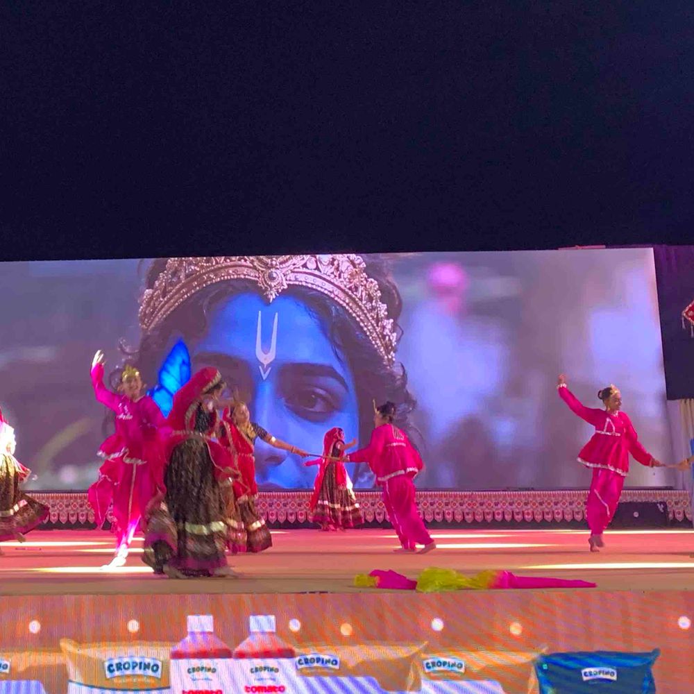 144 દીકરીઓએ 30 પ્રકારના પ્રાચીન ગરબાની ઝાંખી રજૂ કરી:જામનગરમાં લોટસ ટ્રસ્ટના 14મા સરગમ નવરાત્રી મહોત્સવનો પ્રારંભ થયો