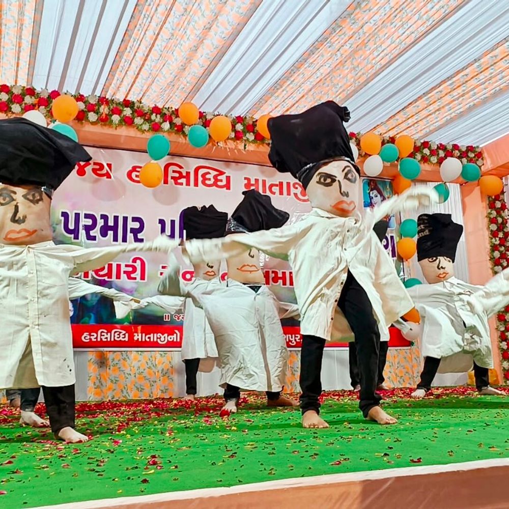 અળવ ગામે સતવારા સમાજ દ્વારા ત્રિવિધ કાર્યક્રમ યોજાયો:ધારિયા પરમાર પરિવાર દ્વારા સ્નેહ મિલન, વિદ્યાર્થી સન્માન અને સમૂહ ભોજન