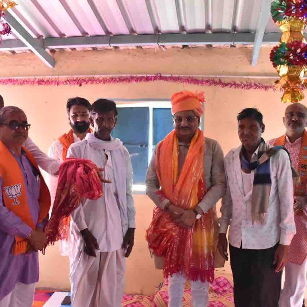 અમીરગઢના ઢોલિયા ગામે મંત્રી ઋષિકેશ પટેલે ભૈરવદાદાના દર્શન કર્યા:પ્રજાની સુખાકારી માટે પ્રાર્થના કરી, આદિવાસી વિસ્તારોના વિકાસની વાત કરી