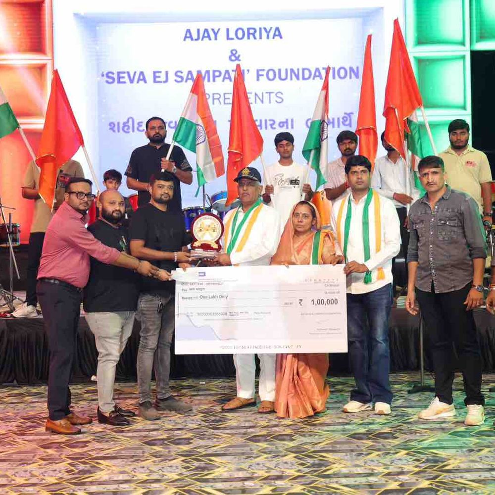 પાટીદાર નવરાત્રી મહોત્સવમાં શહીદ જવાનોના પરિવારોને રૂ. 1-1 લાખના ચેક:મોરબીના રવાપર-ઘુનડા રોડ પર અજય લોરિયા સંચાલિત મહોત્સવમાં પ્રથમ નોરતે સન્માન કરાયું