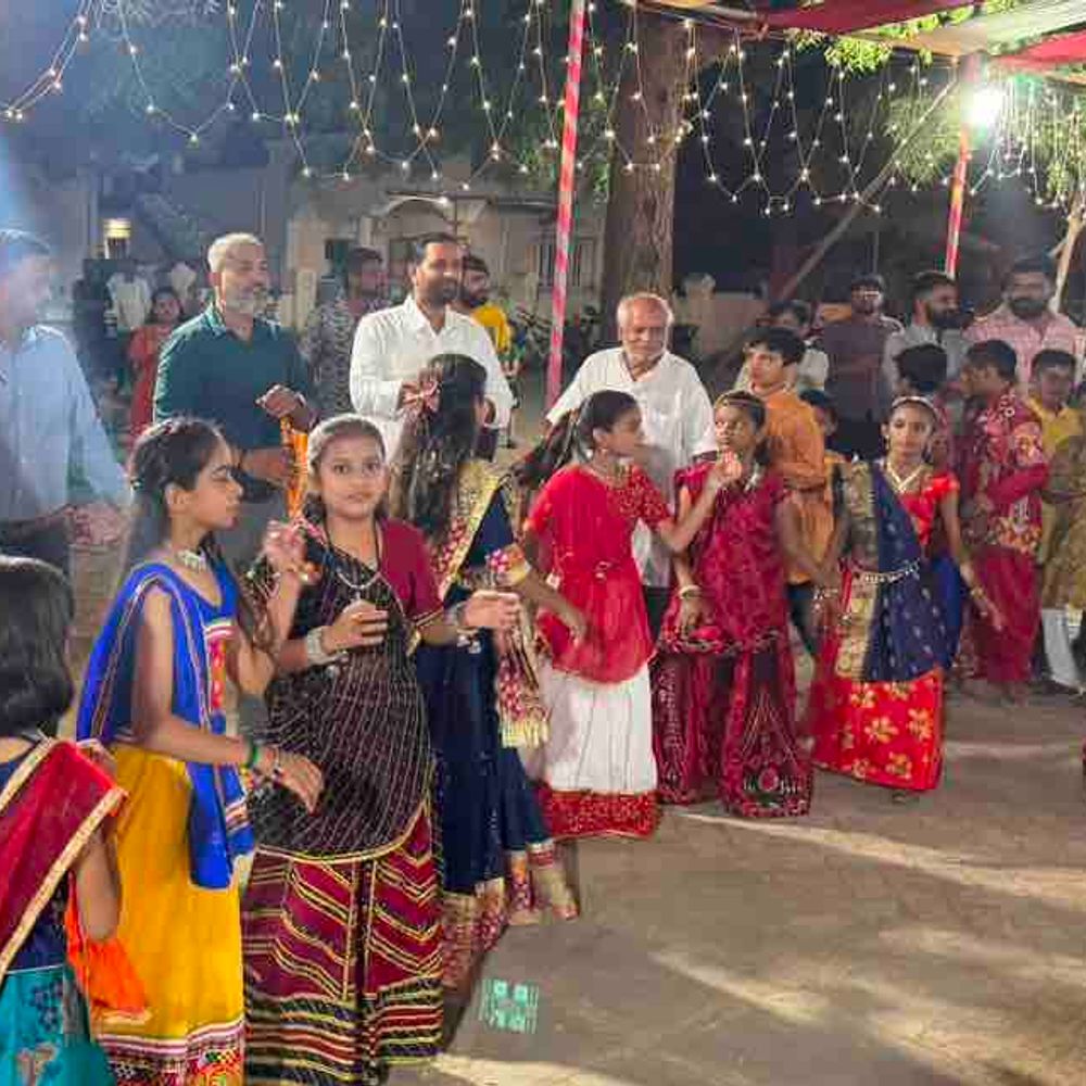અમરેલીમાં નવરાત્રિનો પ્રારંભ, મંત્રી કૌશિક વેકરિયા ગરબે ઘૂમ્યા:પ્રથમ નોરતે ભક્તિ અને ગરબાનો રંગ જામ્યો, સાંસદ ભરત સુતરીયા પણ હાજર રહ્યા