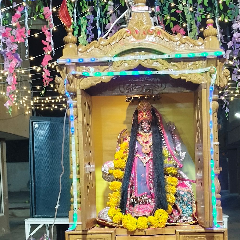 મારી સોસાયટી મારી નવરાત્રિ:કલોલના સ્નેહગ્રીન ફ્લેટ્સમાં પ્રથમ નોરતે માતાજીની સ્થાપના કરી, સભ્યોએ ગરબા અને નાસ્તાની મોજ માણી