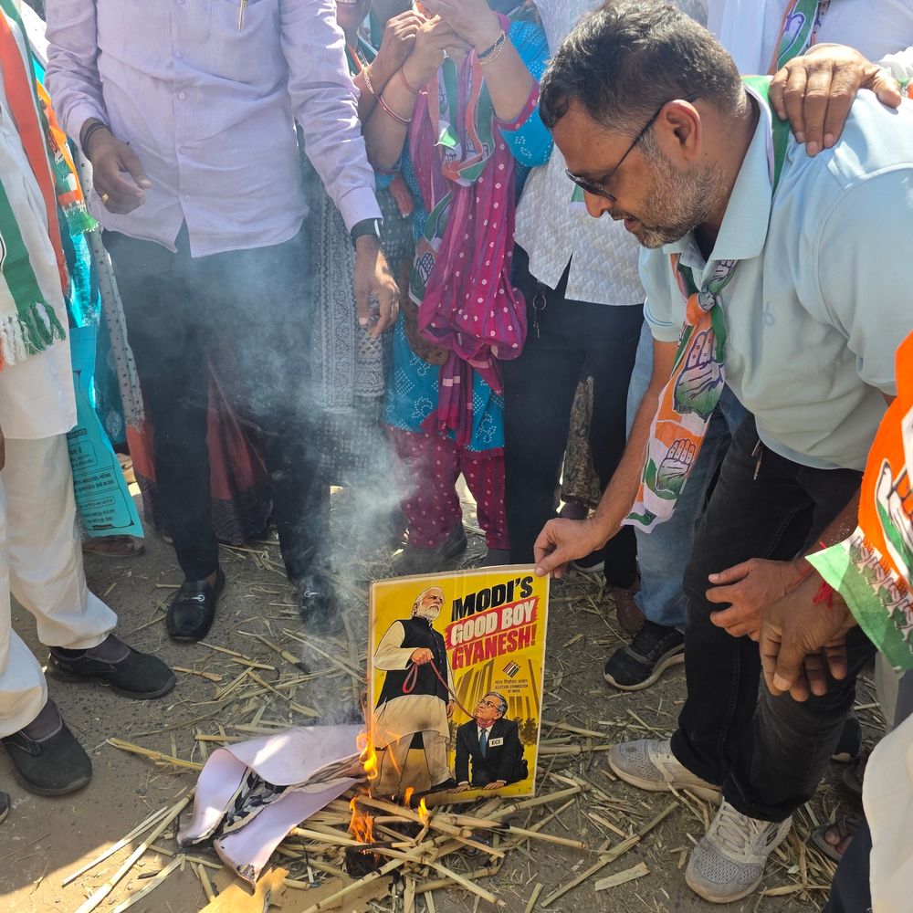 હિંમતનગરમાં જ્ઞાનેશકુમારના રાજીનામાની માગ સાથે કોંગ્રેસની પદયાત્રા:પૂતળું દહન કરવા જતાં પોલીસ સાથે ખેંચતાણ, પોસ્ટર સળગાવી વિરોધ નોંધાવ્યો