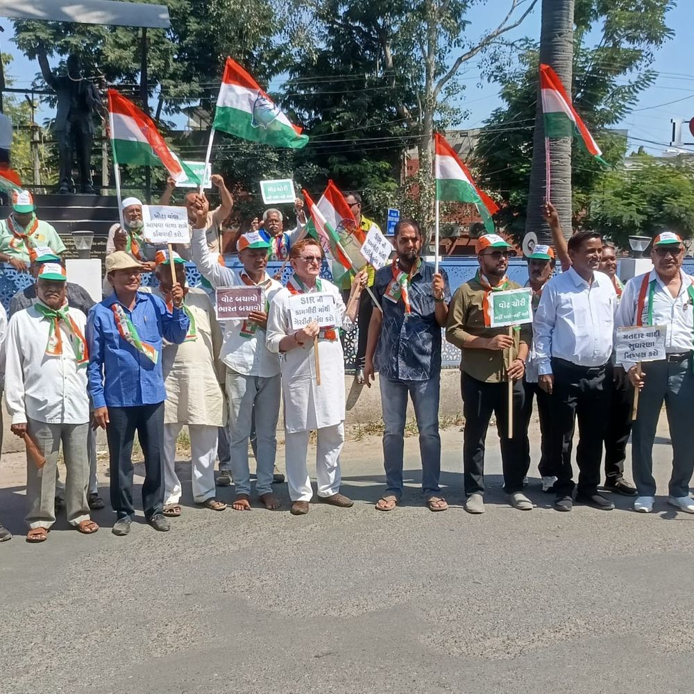 પંચમહાલ કોંગ્રેસે લોકતંત્ર બચાવો અભિયાન માટે પદયાત્રા યોજી:ચૂંટણી પ્રક્રિયાની પારદર્શિતા પર સવાલ ઉઠાવ્યા, જવાબદારોને હટાવવાની માંગ કરી