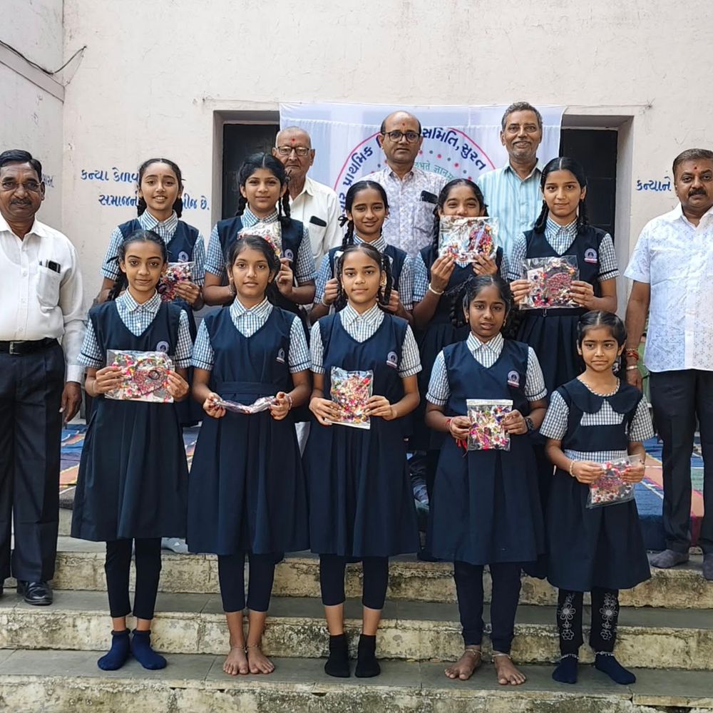શાળા ક્રમાંક-૩૧૬માં પ્રથમ સત્રની સ્પર્ધામાં વિજેતા બાળકોનું સન્માન:ભૂતપૂર્વ શિક્ષિકાના પરિવારના અનુદાનથી ઇનામો અપાયા, વાલીઓ પણ હાજર રહ્યા