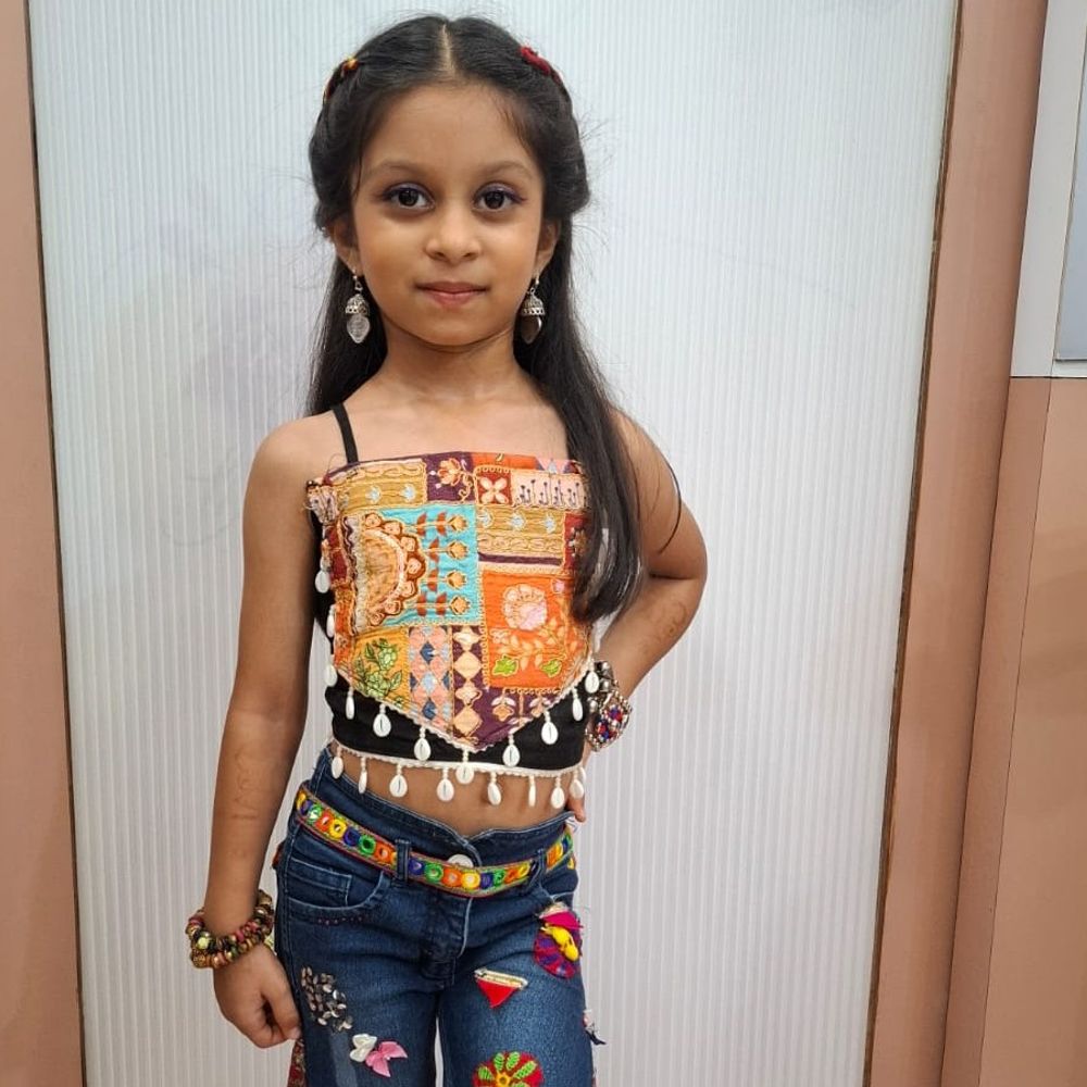 મારી સોસાયટી મારી નવરાત્રિ:અમદાવાદ સત્કાર એપાર્ટમેન્ટમાં 6 વર્ષની કિયારાએ નવરાત્રિના પ્રથમ નોરતે ગરબા કર્યા