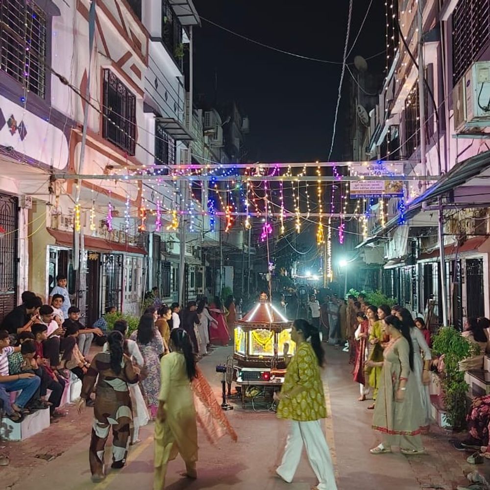 મારી સોસાયટી મારી નવરાત્રિ:તિરુપતિ સોસાયટીમાં નવરાત્રીના બીજા નોરતે ધૂપ-આરતી થઈ, ખેલૈયાઓએ ગરબાની રમઝટ બોલાવી