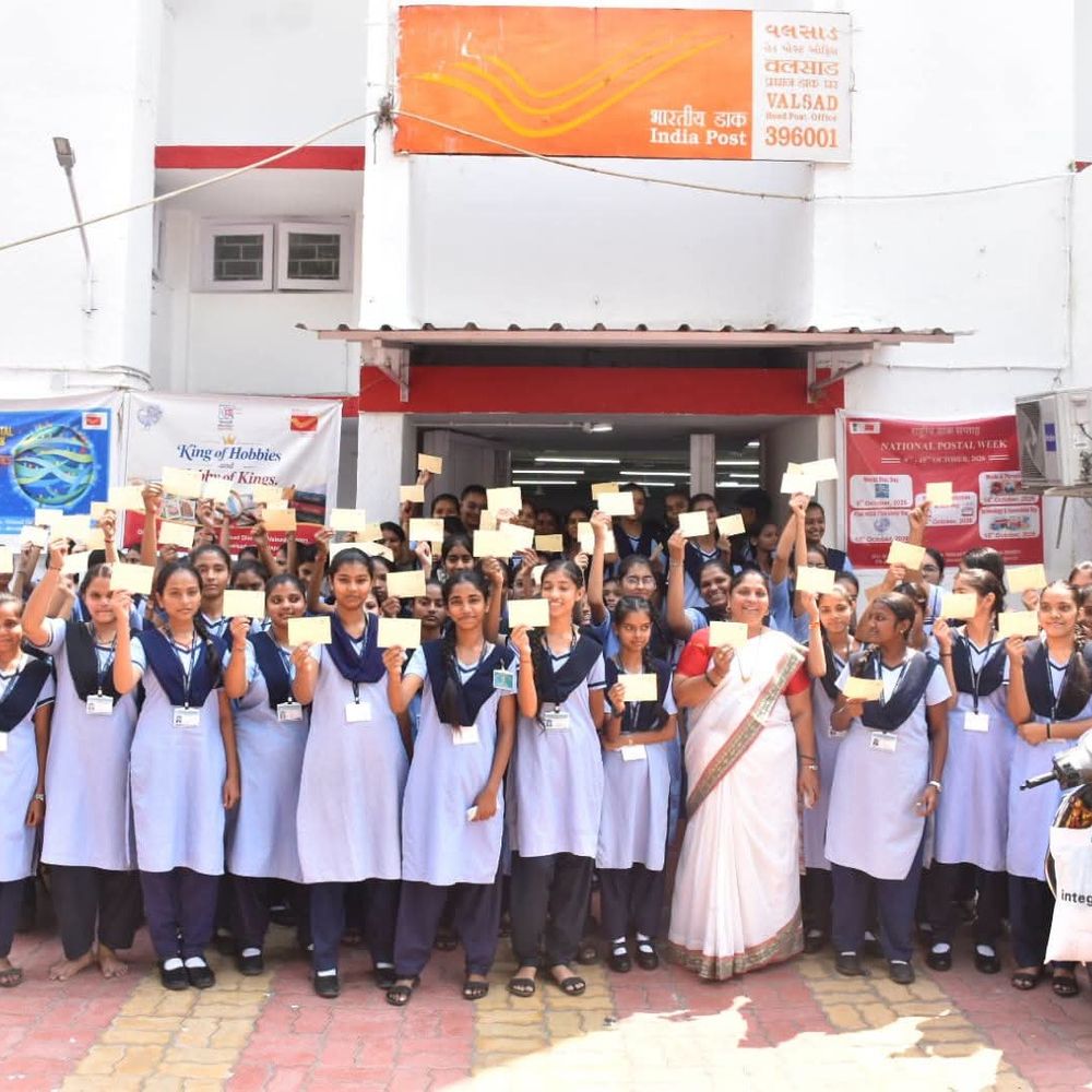 વલસાડના વિક્રમ ચાંપાનેરી પાસે ગાંધીજીની 20 દેશોની દુર્લભ ટિકિટો:42 વર્ષથી ઇતિહાસ સાચવી રહ્યા છે, પ્રદર્શનીમાં વિદ્યાર્થીઓએ નિહાળ્યો ખજાનો