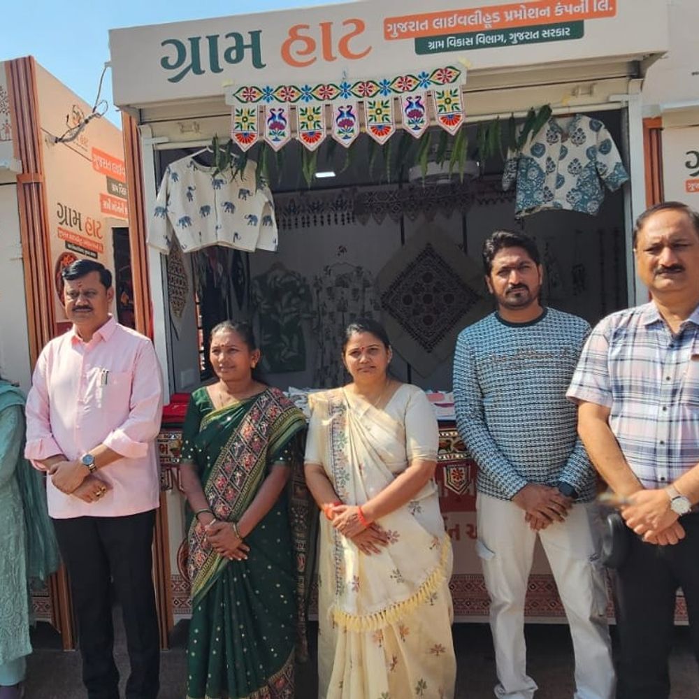 સુરેન્દ્રનગર-વઢવાણ બસ સ્ટેન્ડ પર 'ગ્રામહાટ'ના 2 સ્ટોલ શરૂ:નાયબ મુખ્ય દંડક જગદીશ મકવાણાએ સખી મંડળ સંચાલિત સ્ટોલનો પ્રારંભ કરાવ્યો