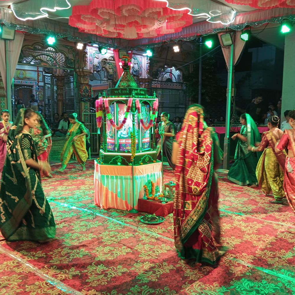 માધાપરની 144 વર્ષ જૂની પ્રાચીન ગરબીનો આજે પણ દબદબો:260 બાળાઓ અને 20 જેટલા રાસ આકર્ષણનું કેન્દ્ર, દેશી વાજિંત્રોના તાલે રજૂ કરે છે માતાજીના રાસ
