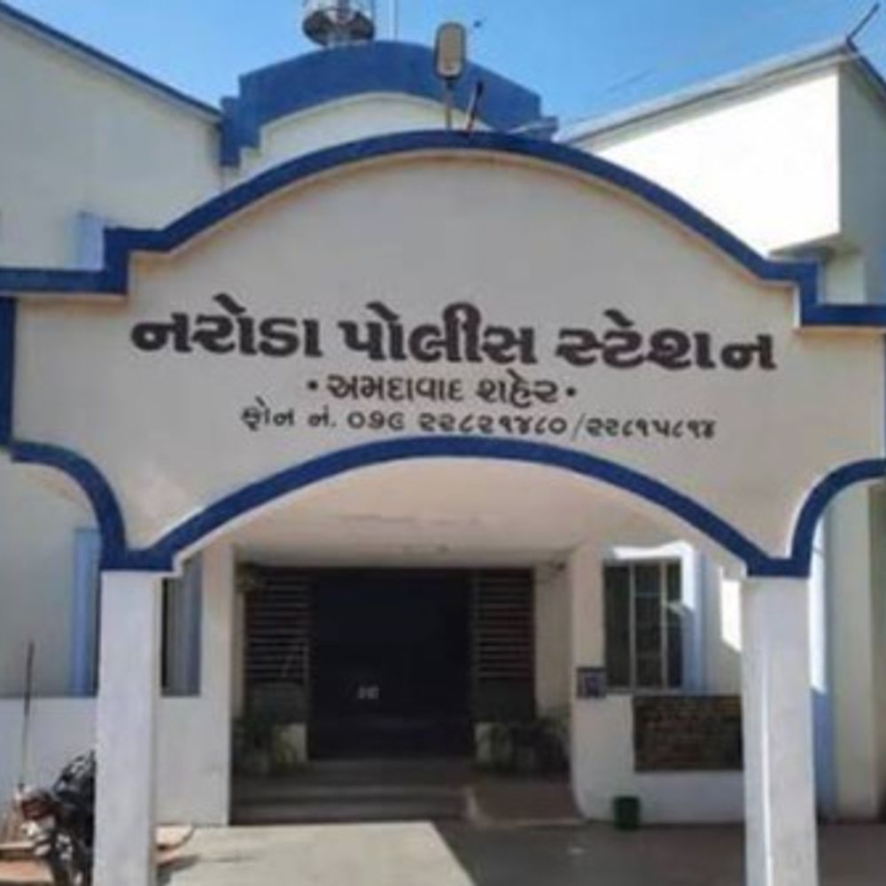 AMTS બસ ડ્રાઇવર જોડે પ્રેમ યુવતીને ભારે પડ્યો:પૂર્વ પ્રેમીની પત્નીએ યુવતી અને તેના પિતાના ફોટા પર અભદ્ર લખાણ લખી બદનામ કરી