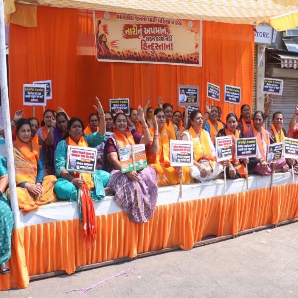 ભાજપ મહિલા મોરચાના વિરોધ પ્રદર્શન દરમિયાન ભાંગરો વટાયો:રાહુલ ગાંધીનો વિરોધ કરવા જઈ 'હાય રે ભાજપ હાય'ના નારા લગાવ્યા, વિડિઓ વાયરલ