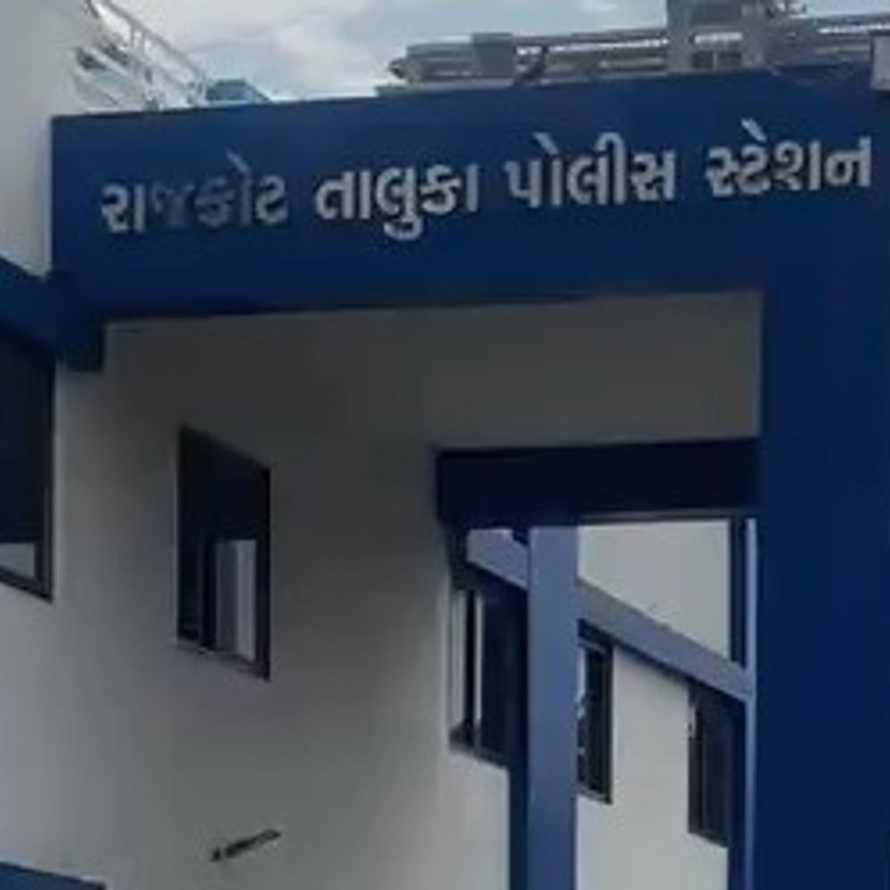રાજકોટના ગૃહકંકાસથી કંટાળી મહિલાનો આપઘાત:નાગલપરથી પીપરીયા ગામ જતા કોઝ વે પાસે બાઈક પર જતું દંપતિ ખાડામાં પડ્યું, પત્નીનું મોત