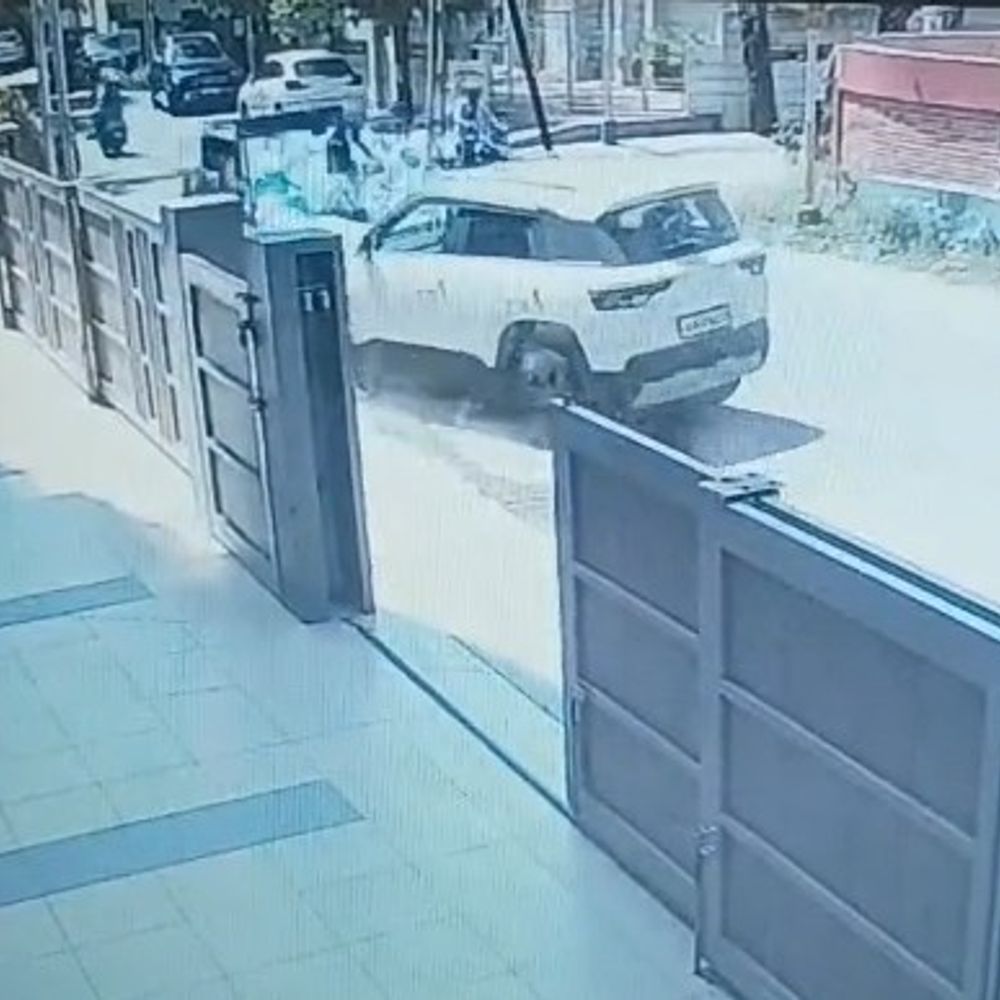 અકસ્માતના ભયાનક CCTV:રાજકોટમાં કાલાવડ રોડ પર બેફામ ઝડપે આવતી કારે મિનરલ વોટર સપ્લાય કરતી રિક્ષાને અડફેટે લેતા યુવકને પગમાં ફ્રેક્ચર