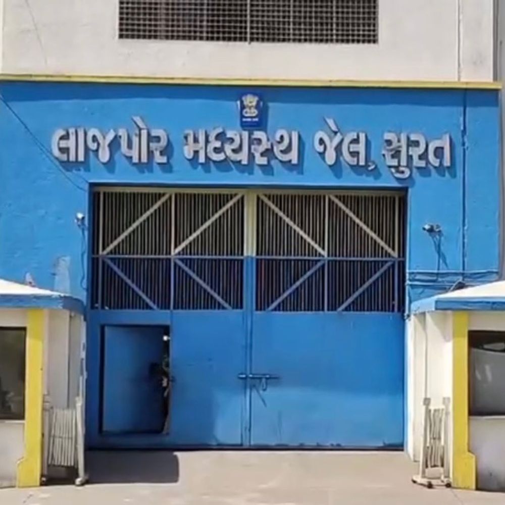 8 કર્મચારી સસ્પેન્ડ થયા છતાં લાજપોર જેલમાં ગેરકાયદે પ્રવૃત્તિ જારી:સર્ચ દરમિયાન વધુ 6 મોબાઇલ અને ચાર્જર મળ્યા્ં, અગાઉ અમદાવાદ DG સ્ક્વોડે 11 મોબાઇલ પકડ્યા હતા