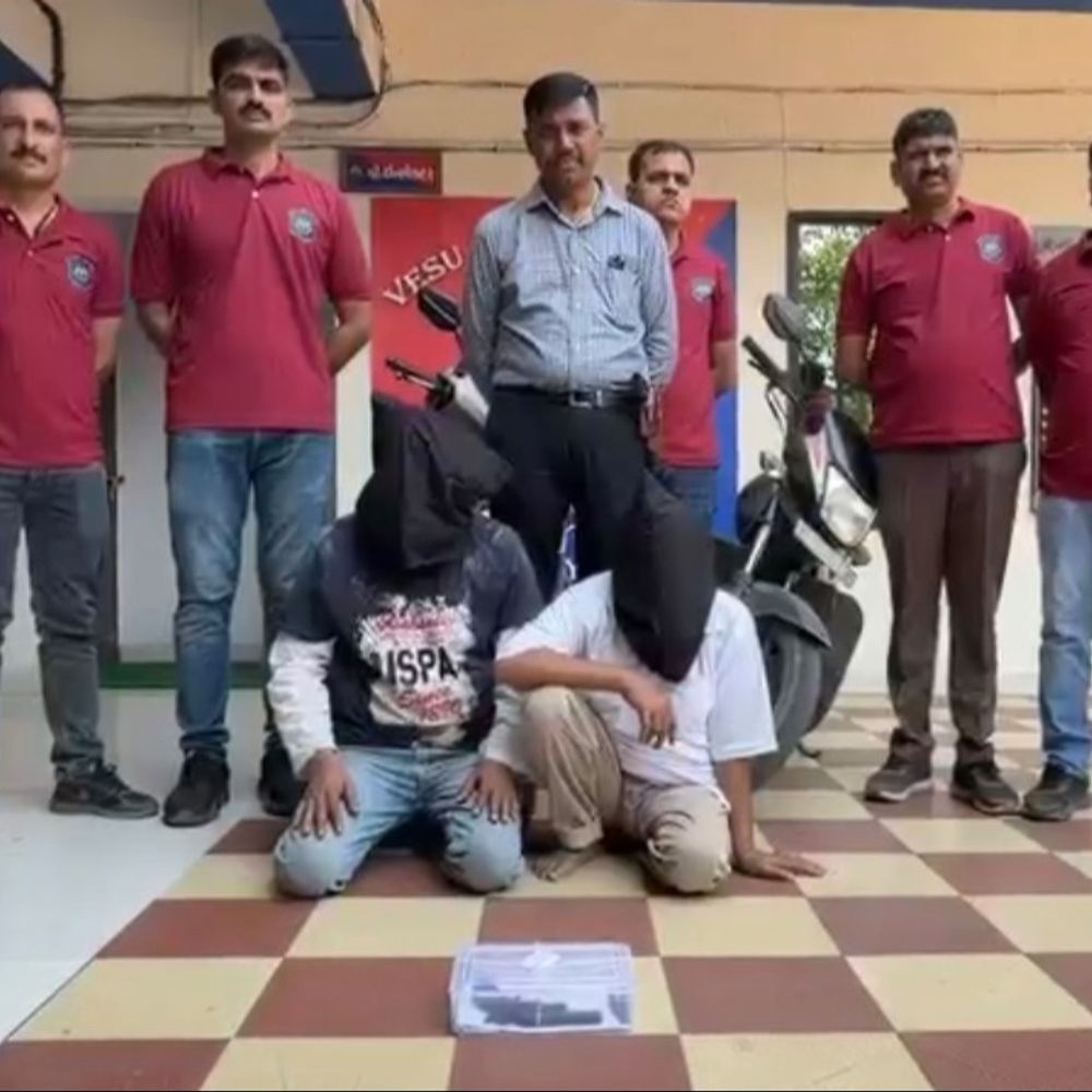 સોડા પીવા નીકળેલા દંપતી પર હુમલો:દેશી કટ્ટો-ચપ્પુ તાકી સોનાની બંગડી લૂંટવા જતાં યુપીના બે રીઢા બદમાશ ઝડપાયા, સુરતમાં નવરાત્રિના પ્રથમ દિવસે લૂંટનો પ્લાન ફેલ