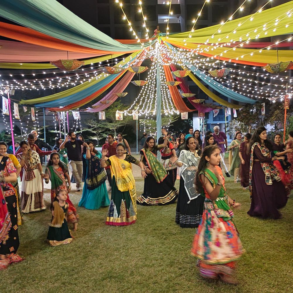 મારી સોસાયટી મારી નવરાત્રિ:ઓર્ચિડ એક્ઝોટીકા માં ગ્રીન કલર કોડ સાથે ગરબા, નવરાત્રિના બીજા દિવસે સભ્યોએ માતાજીના ડાકલા સાથે ઉત્સવ ઉજવ્યો