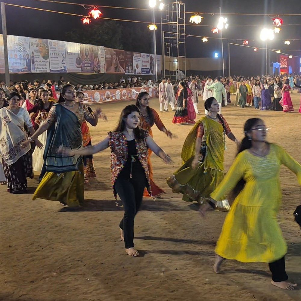 હિંમતનગરમાં રંગતાળી ગરબા મહોત્સવની રંગત જામી:બીજા નોરતે પરંપરાગત પોશાકમાં સજ્જ ખેલૈયાઓ મન મૂકીને ગરબે ઘૂમ્યા