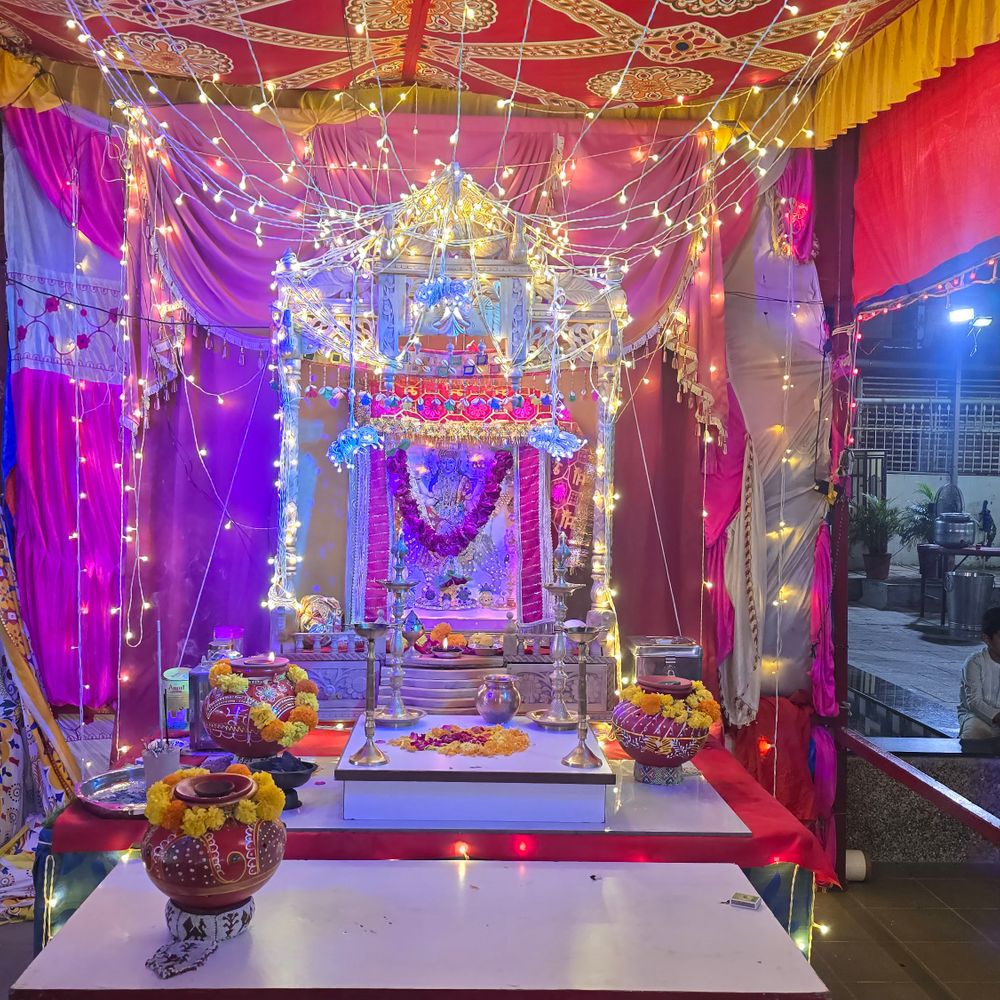 મારી સોસાયટી મારી નવરાત્રિ:વેદાંત શ્રીજી એન્કલેવમાં ખૈલૈયાઓ માતાજીના ગરબામાં મન મૂકીને ઝૂમ્યા, સાયન્સ સિટી સામે પરંપરાગત ગરબા ઉત્સવનું શિસ્તબદ્ધ અને સાત્વિક આયોજન