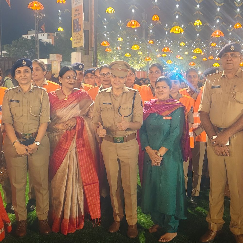 વડોદરા શી ટીમની મહિલાકર્મીઓ મહિલા ખેલૈયાઓ સાથે ગરબે ઘૂમી:DCPએ કહ્યું: ગરબા ગ્રાઉન્ડમાં કે તેની આસપાસ જો કોઈ રોમિયોગીરી કરતું જણાશે, મહિલાઓની છેડતી કરશે તો પોલીસ તાત્કાલિક કડક પગલાં લેશે