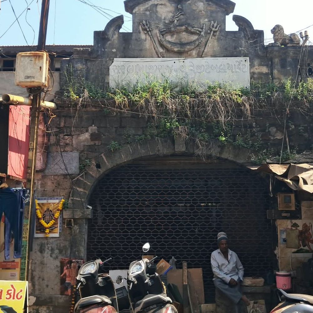 દિવાળીના તહેવારોમાં રાજકોટનું ઐતિહાસિક લાખાજીરાજ માર્કેટ ધમધમશે:પતરાંની આડશનું કામ પૂર્ણ, વેપારીઓને બે-ચાર દિવસમાં થડા સોંપાશે; ₹6 કરોડથી વધુના ખર્ચે હેરિટેજ લુક સાથે માર્કેટનું રિનોવેશન
