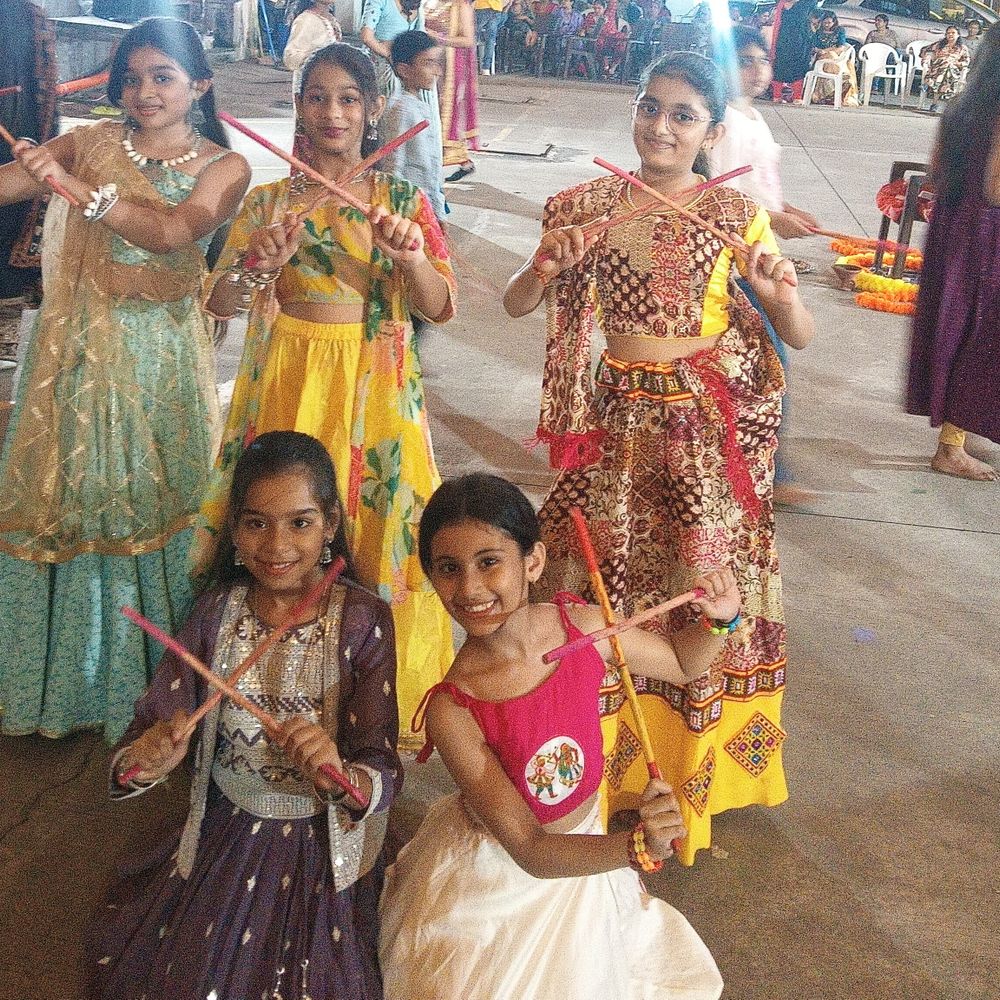 મારી સોસાયટી મારી નવરાત્રિ:પાલની વીર એક્ઝોટિકા બિલ્ડિંગમાં લોકોએ દાંડિયાની રમઝટ બોલાવી, બીજા નોરતે સોસાયટીના સભ્યોએ જોશભેર ગરબા અને દાંડિયા રમ્યા