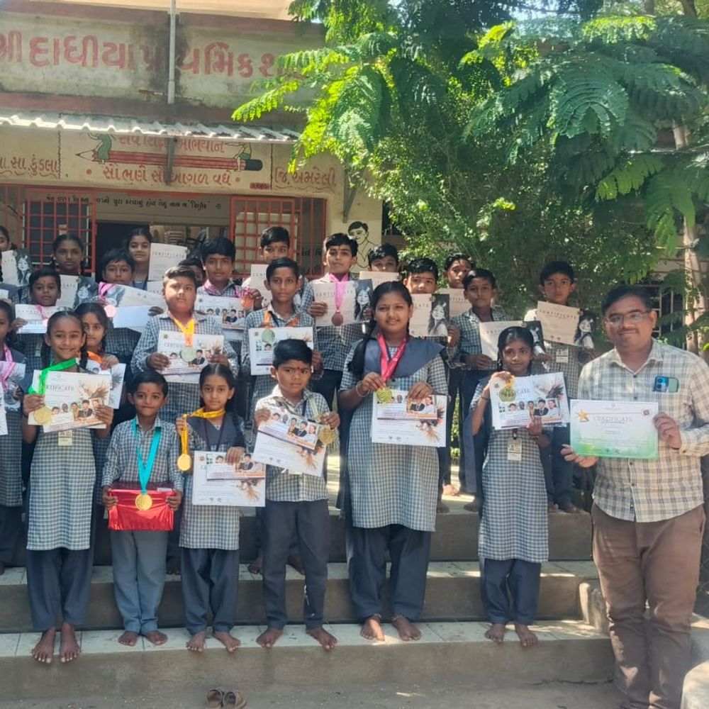 દાધિયા પ્રાથમિક શાળાના બાળકોએ રાષ્ટ્રીય સ્પર્ધામાં 17 મેડલ જીત્યા:મુંબઈની સંસ્થા દ્વારા યોજાયેલી સ્પર્ધામાં 7 ગોલ્ડ, 5 સિલ્વર અને 5 બ્રોન્ઝ મેડલ મેળવ્યા