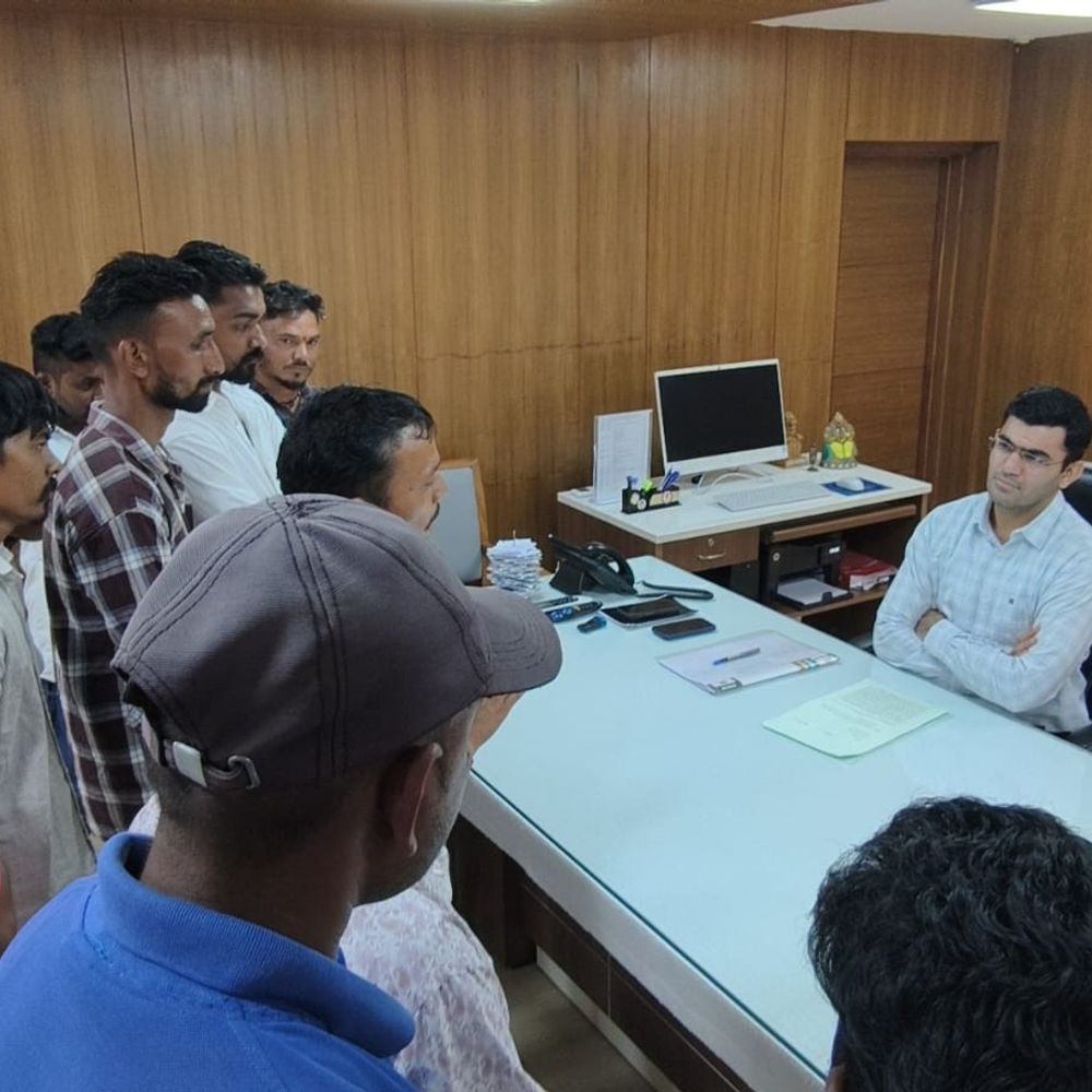 જીતનગરમાં સ્થાનિક યુવાનોને રોજગારી આપવાની માંગ:સિવિલ હોસ્પિટલ, બિરસા મુંડા યુનિવર્સિટી જેવી સંસ્થાઓમાં પ્રાથમિકતા આપવા કલેક્ટરને આવેદનપત્ર, આંદોલનની ચીમકી