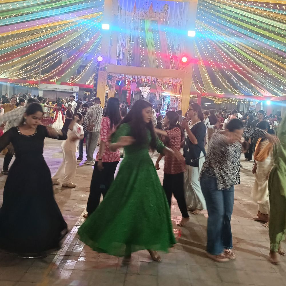 મારી સોસાયટી મારી નવરાત્રિ:ઓમ શાંતિ ગોલ્ડ પ્લસ નવરાત્રીના બીજા દિવસે માતાજીની આરાધના, ડીજે દેવે ટીમલી વગાડતા બાળકો-યુવાનો ઉમંગથી ઝૂમ્યા