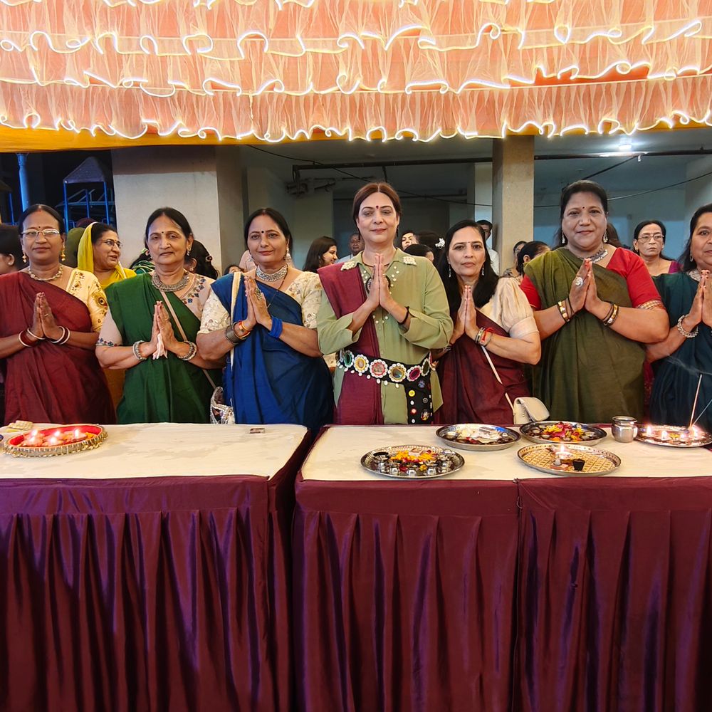 લક્ષ્મી સ્કાય સિટીમાં બીજા નોરતે ગરબાની રમઝટ:નારોડામાં સોસાયટીના ખેલૈયાઓએ જમાવી ધૂમ, 2026ની નવરાત્રીનો ઉત્સાહ