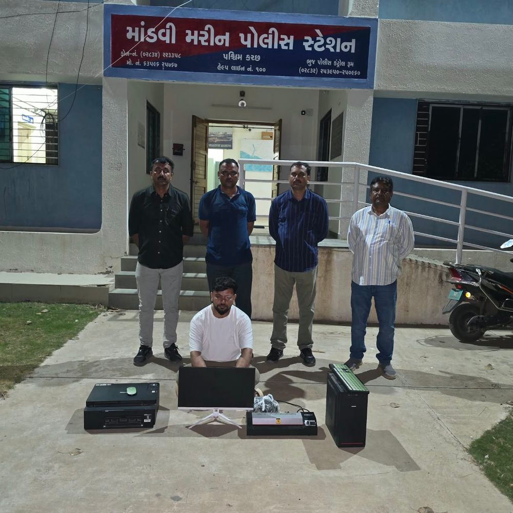 માંડવીમાં નકલી આધારકાર્ડ બનાવવાનું કૌભાંડ ઝડપાયું:LCB એ મૂળ કાર્ડના આધારે ડુપ્લિકેટ બનાવનાર ગુંદિયાળીના બિલાલને પકડ્યો